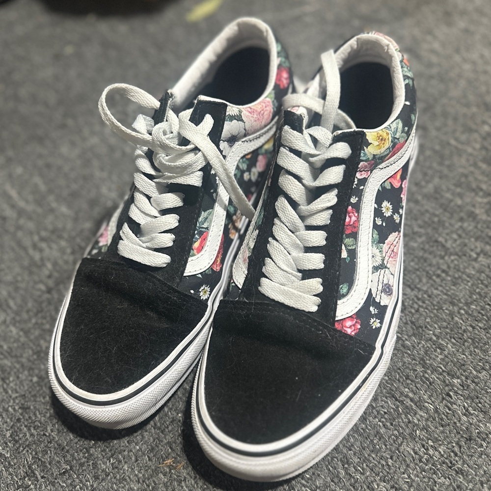 Size 8.5- VANS Garden Floral Black Suede. Barely worn! my daughter outgrew it.